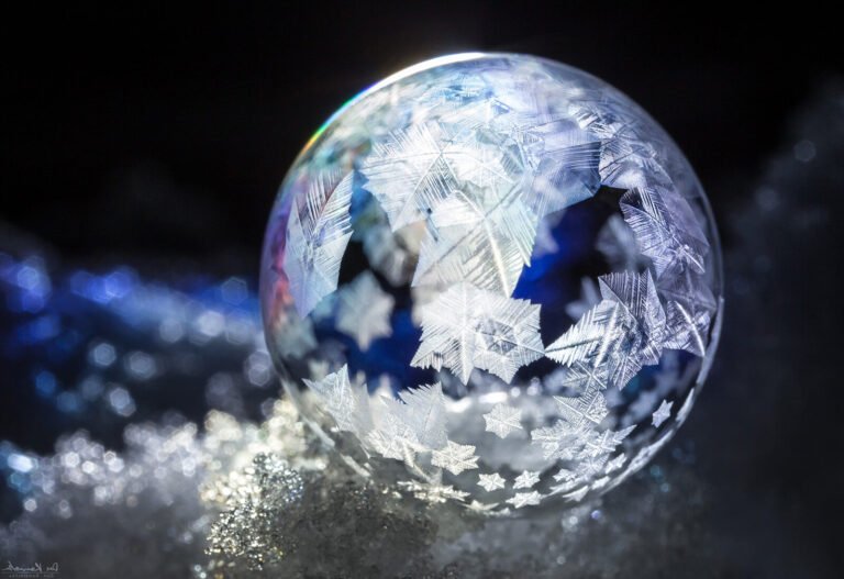 Comment les bulles de savon gèlent-elles et quel est le processus 10 bulles de savon gelees sur une surface