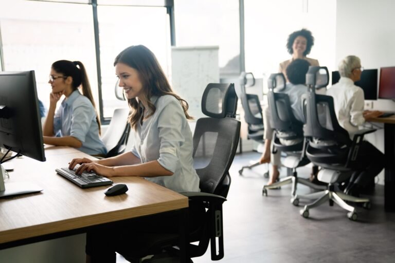 bureau avec ordinateur et offres demploi