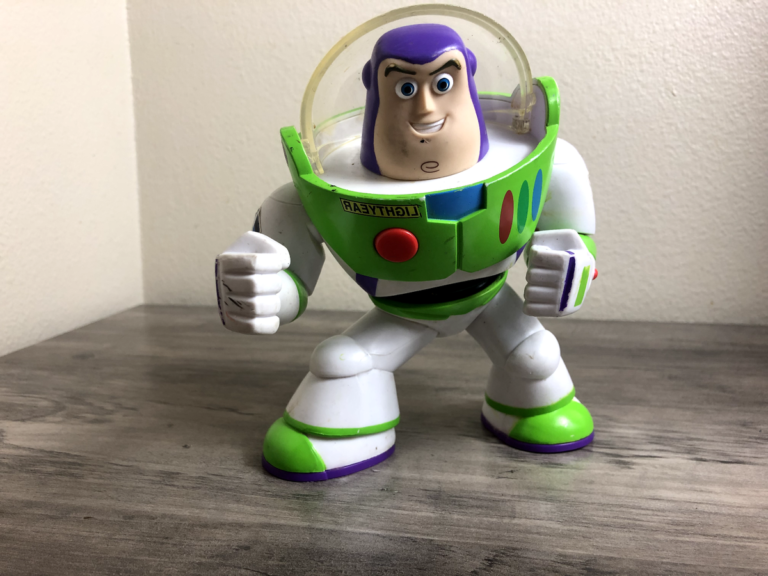 Comment fonctionne le jouet parlant Buzz l'Éclair en français 26 buzz leclair en train de parler