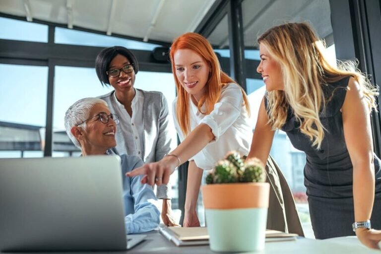 cabinet comptable moderne avec clients satisfaits