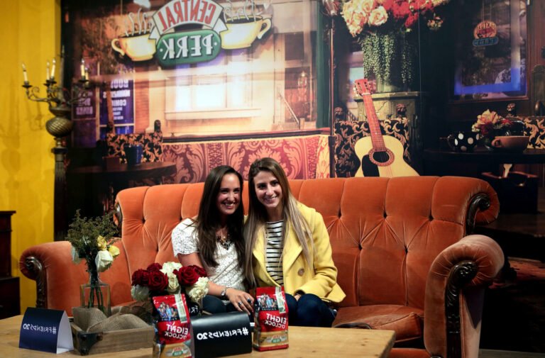 cafe central perk anime avec clients heureux