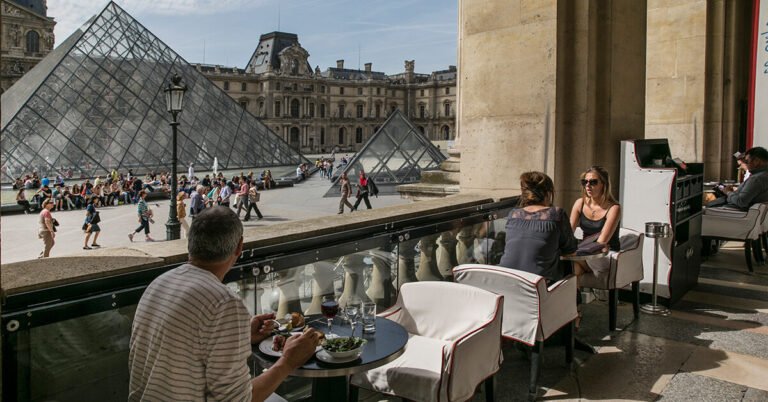 Que voir à Aix-en-Provence : les incontournables à découvrir 7 cafe en terrasse sur une place animee