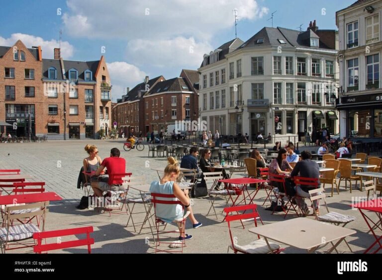cafe en terrasse sur une place ensoleillee