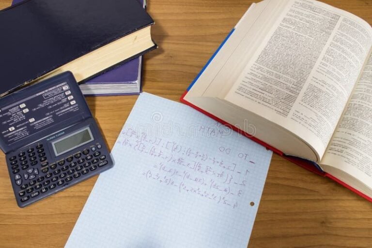 Comment calculer les notes pour le baccalauréat en France 26 calculatrice avec des livres scolaires ouverts