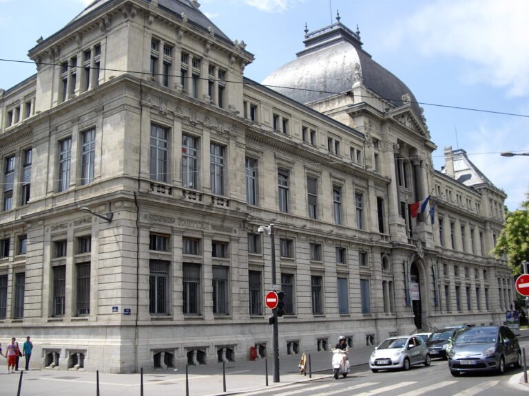 Quelle est l’histoire et les formations proposées par l’Université Jean Moulin Lyon III 42 campus de luniversite jean moulin lyon iii