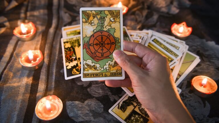 cartes de tarot etalees sur une table