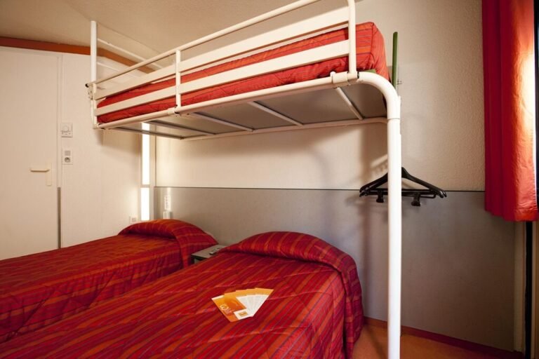 Quels sont les services offerts par Première Classe Clermont-Ferrand Nord 25 chambre confortable dun hotel premiere classe