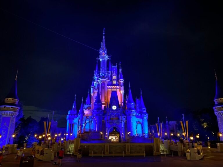 Quelles attractions incontournables visiter à Magic Kingdom à Lake Buena Vista 16 chateau de cendrillon illumine la nuit