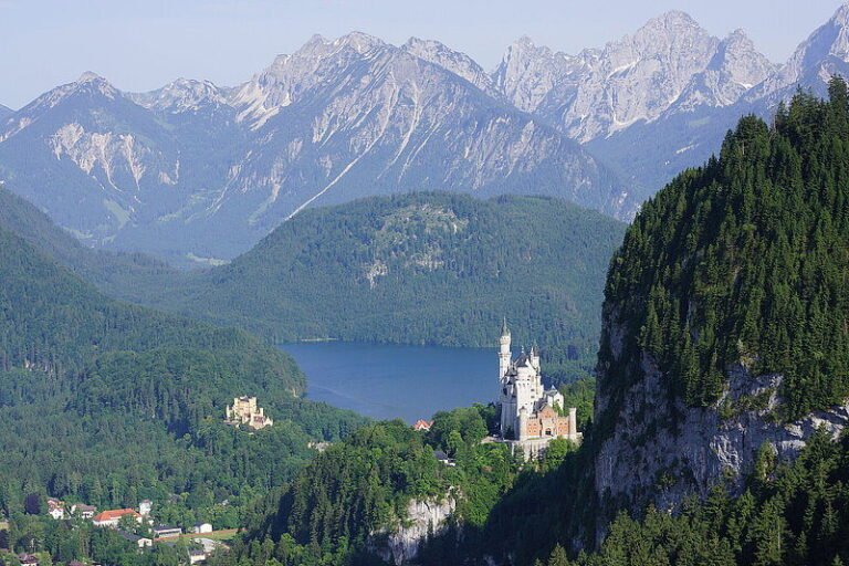 Quels sont les châteaux construits par Louis II de Bavière 1 chateau de neuschwanstein en montagne