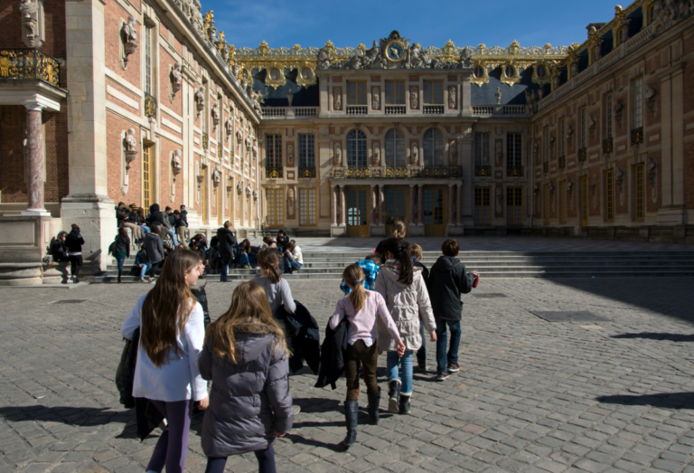 Où trouver un code promo pour visiter le Château de Versailles 30 chateau de versailles avec visiteurs emerveilles