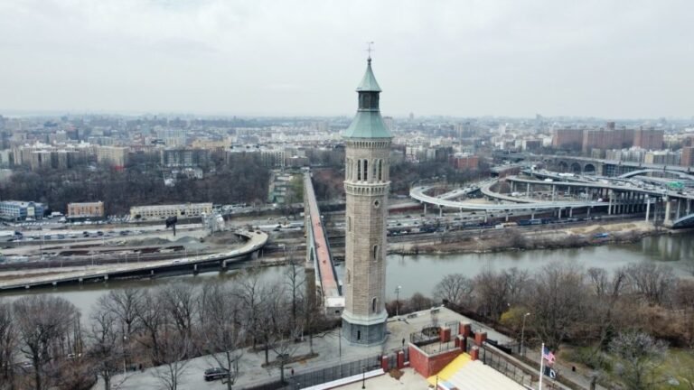 Quel est le rôle d'un château d'eau et d'une fontaine à eau 22 chateau deau surplombant un paysage urbain