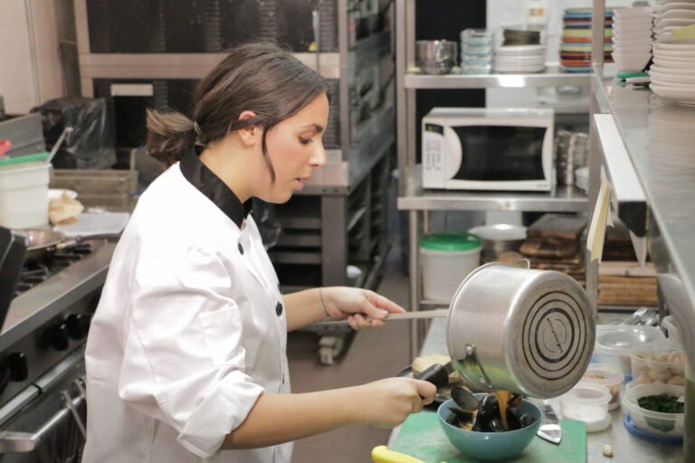 Quelles formations propose l'Académie des Chefs à Metz 37 chefs en action dans une cuisine moderne
