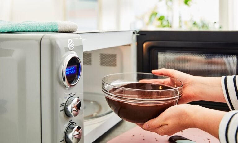 chocolat fondant dans un bol au micro ondes