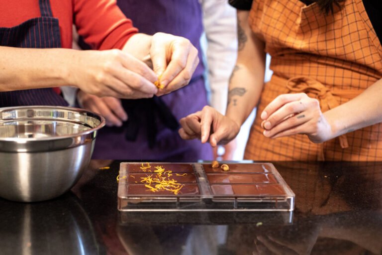 chocolatier creant des delices en atelier