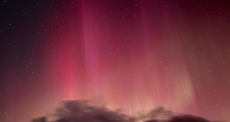 ciel etoile illumine par des aurores boreales