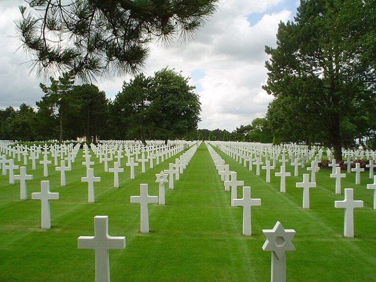 cimetiere americain avec croix blanches alignees