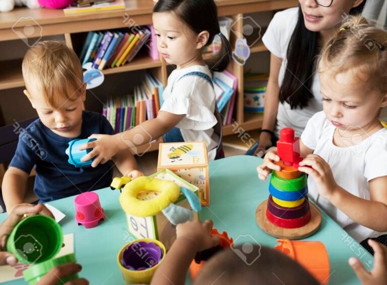 classe denfants jouant avec des educateurs