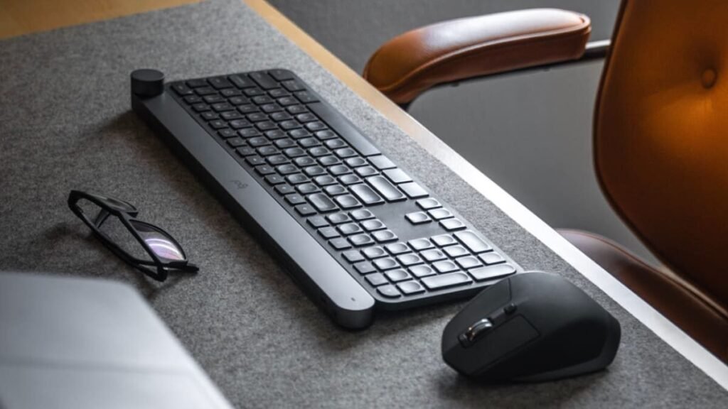clavier et souris sans fil modernes en action