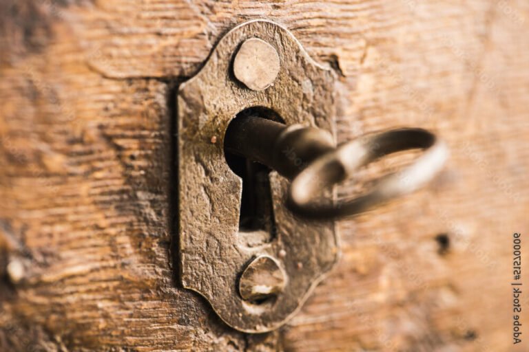 Quelles sont les clefs du verrou d'or et comment les utiliser 32 cle ancienne sur un coffre en bois