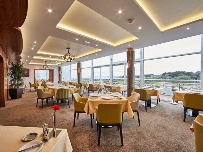 clients heureux devant miramar la cigale