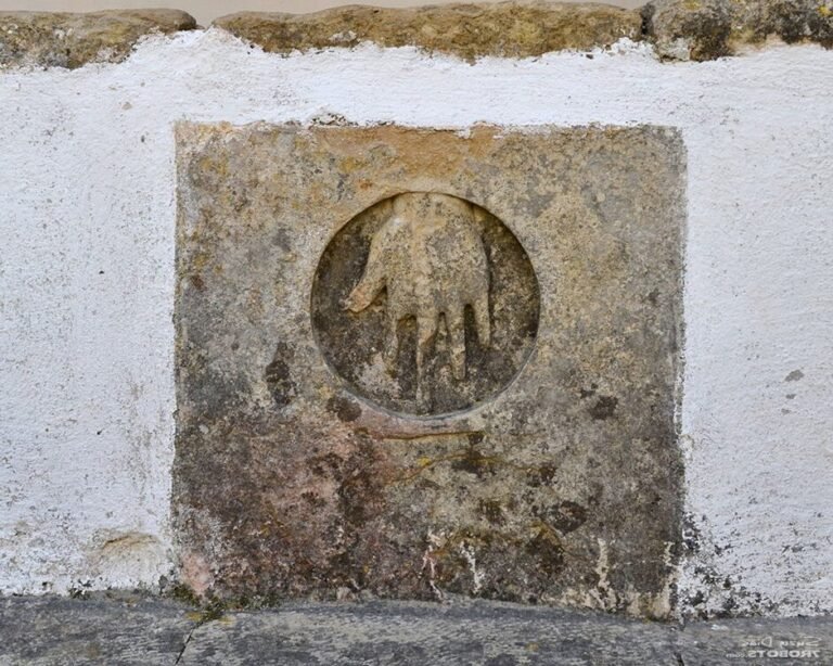 cloitre medieval avec symboles templiers