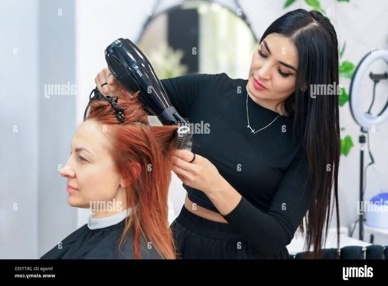 coiffer une cliente dans un salon moderne