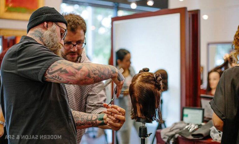 coiffeurs en formation dans un salon moderne