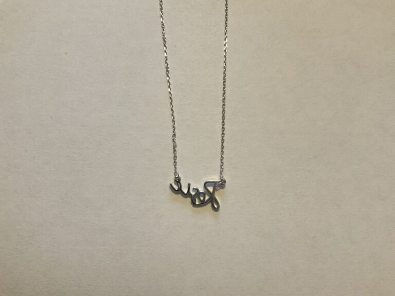 collier prenom en argent elegant et moderne