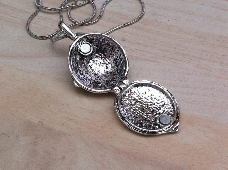 collier vintage delena gilbert en gros plan