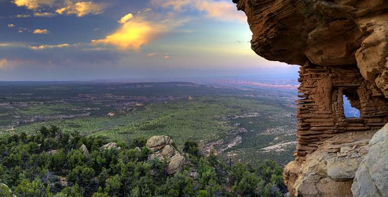 Pourquoi "Enterre mon cœur à Wounded Knee" est-il un livre emblématique 19 coucher de soleil sur des terres amerindiennes