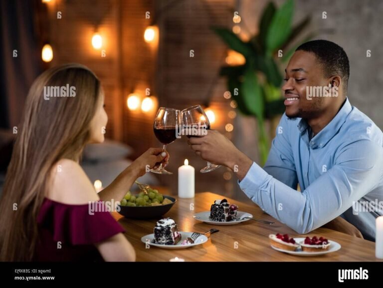 Comment profiter d'un week-end gourmand en amoureux avec Smartbox 20 couple degustant un repas romantique ensemble