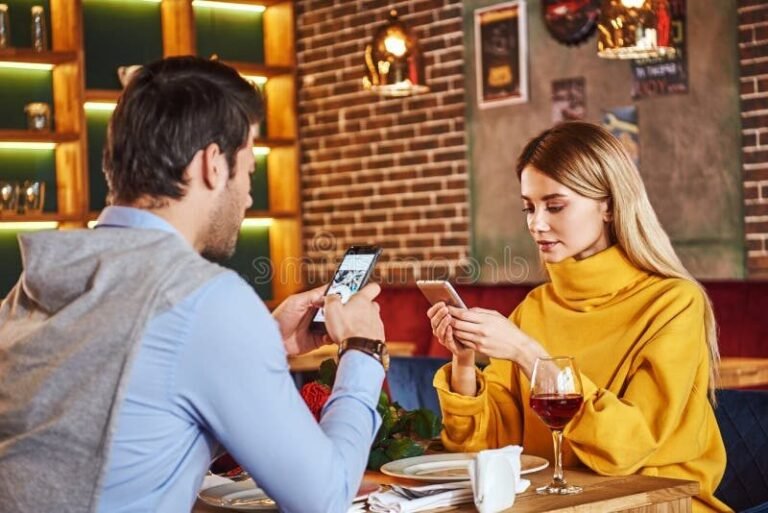 couple discutant dans un cafe anime