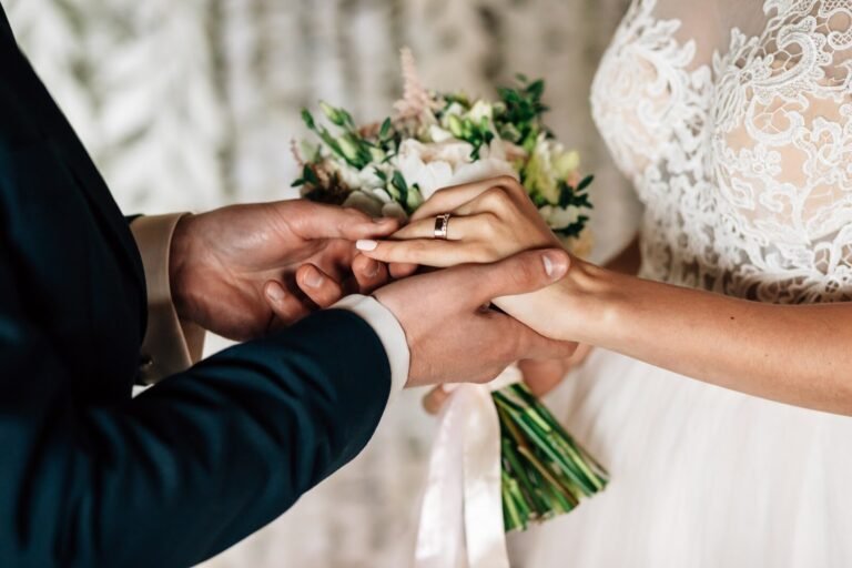 Comment changer de nom après le mariage en France 14 couple echangeant des alliances en mariage