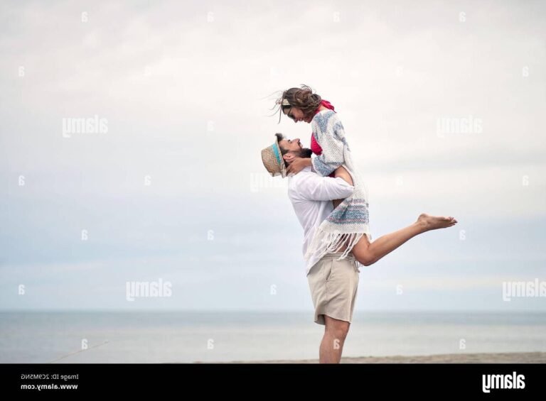 Que révèle la chanson "Mon Mari" de Maud Ventura sur l'amour 28 couple heureux partageant un moment tendre