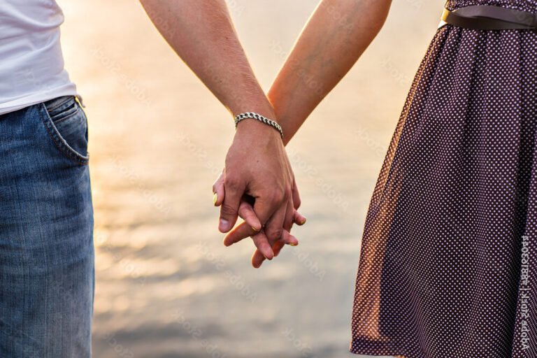 couple heureux se tenant la main