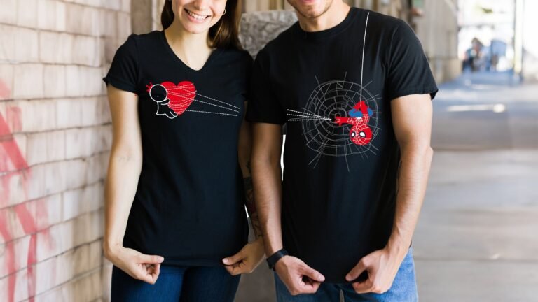 couple portant des tee shirts assortis