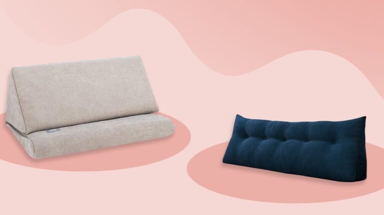 coussin de lecture confortable sur un lit