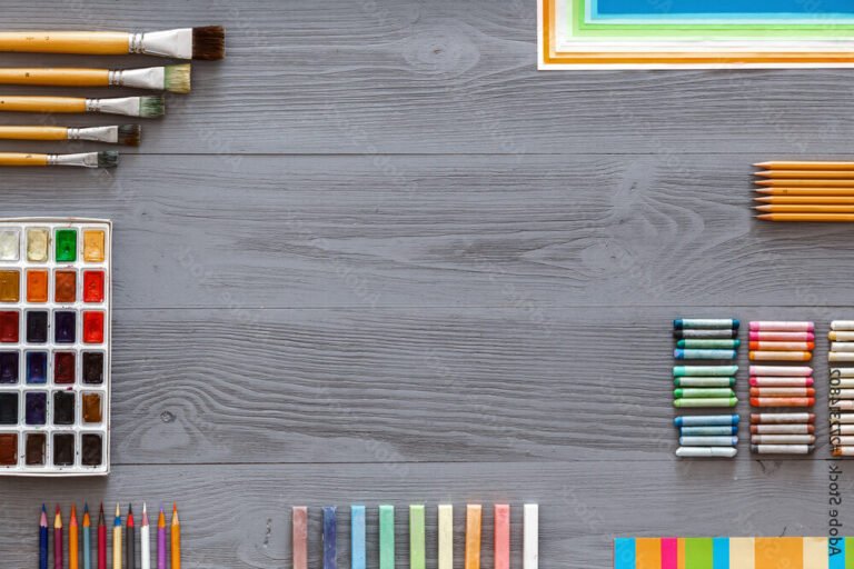 Quels sont les meilleurs crayons pour débuter chez King Jouet 6 crayons de couleur sur un bureau creatif