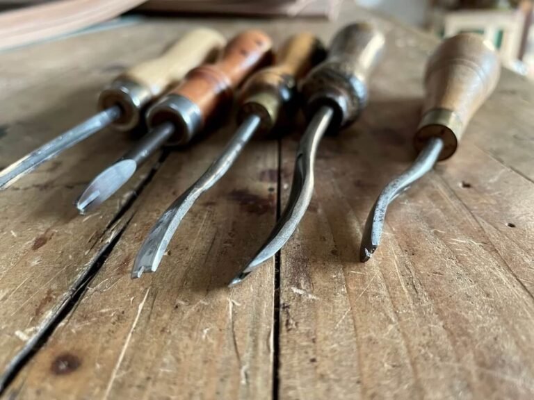 Comment fabriquer un sac à coudre en cuir soi-même 1 cuir et outils de couture sur une table