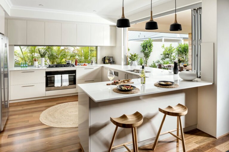 cuisine en u lumineuse avec fenetre ouverte