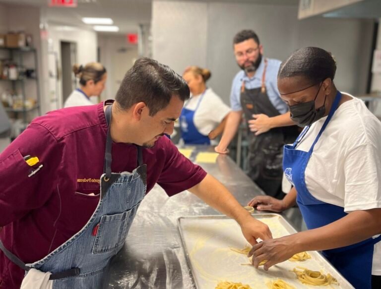 Quelles sont les formations en cuisine pour adultes via Pôle Emploi 26 cuisiniers adultes en formation pratique