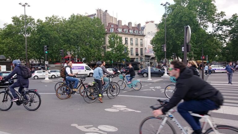 Comment découvrir Paris à vélo en toute sécurité et avec plaisir 14 cycliste explorant paris le long des quais