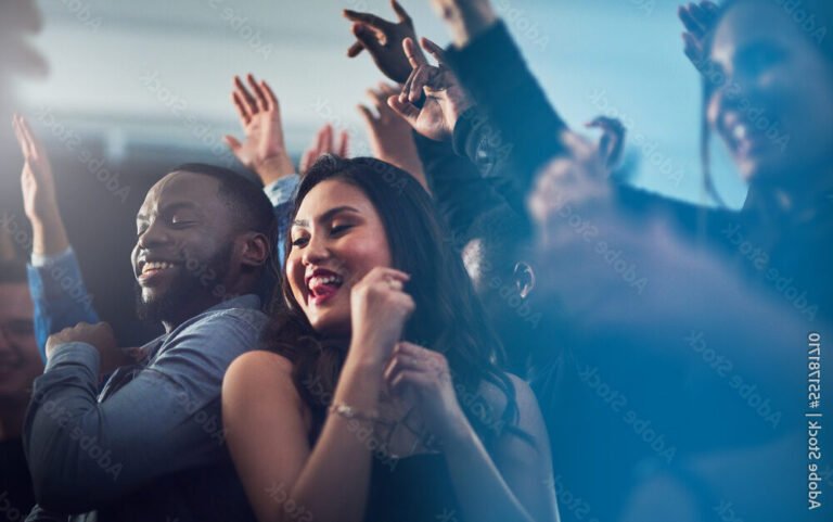 danse joyeuse et festive entre amis