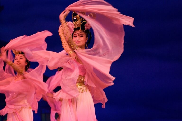 Qu'est-ce que le spectacle Shen Yun au Palais des Congrès 14 danseurs en costumes traditionnels chinois