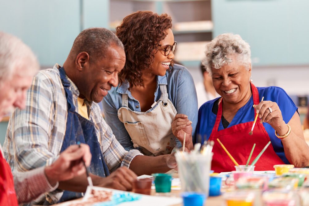 Quelles activités manuelles pour adultes peut-on faire à la maison 1 des adultes creant des oeuvres dart ensemble