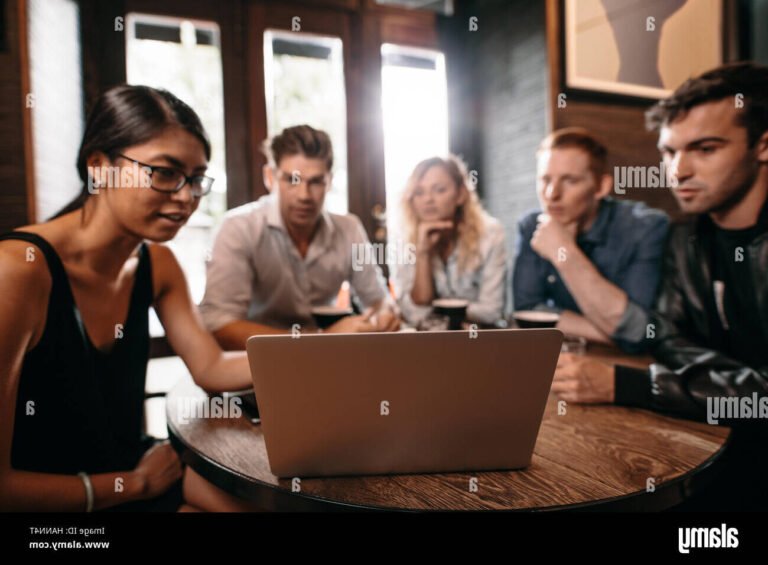 Comment inviter un ami à rejoindre une session On Air 6 des amis discutant autour dun ordinateur