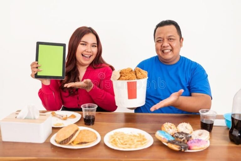 Comment partager un Happy Meal McDo avec ses amis en France 10 des amis partageant un happy meal joyeusement