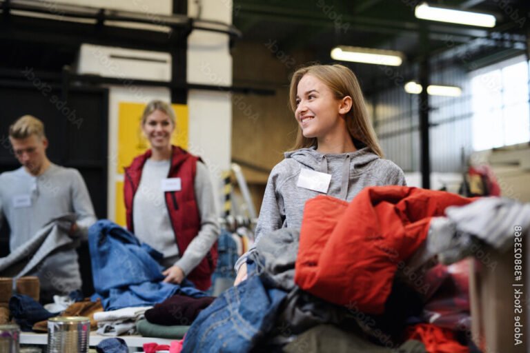 Comment faire un don de vêtements aux Restos du Cœur 28 des benevoles triant des vetements donnes