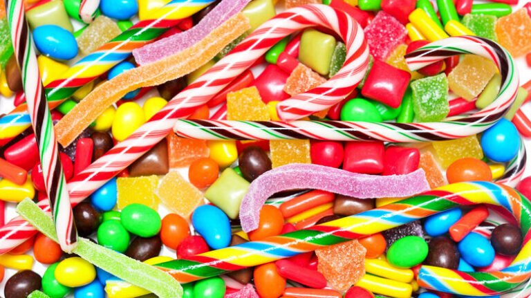 des bonbons colores en train detre alignes