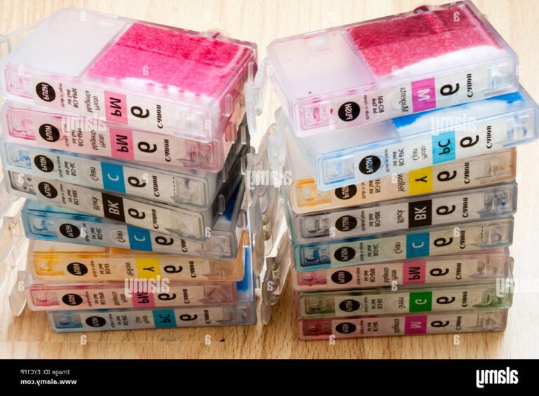 des cartouches dencre vides empilees